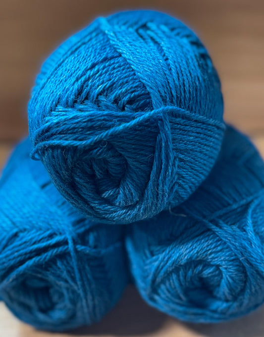 Aran Weight Yarn. 80 Shetland 20 BFL. 100g. 191yards. Bluehowl